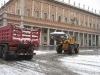 operazioni di sgombero neve in piazza Martiri del 7 Luglio